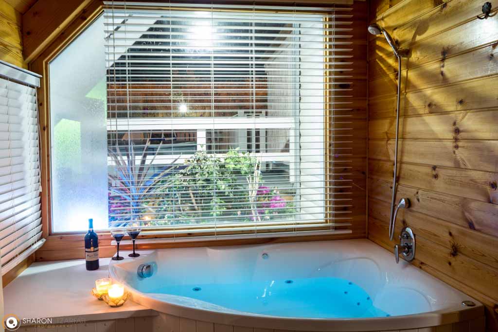 גקוזי מפנק בבקתות העץ